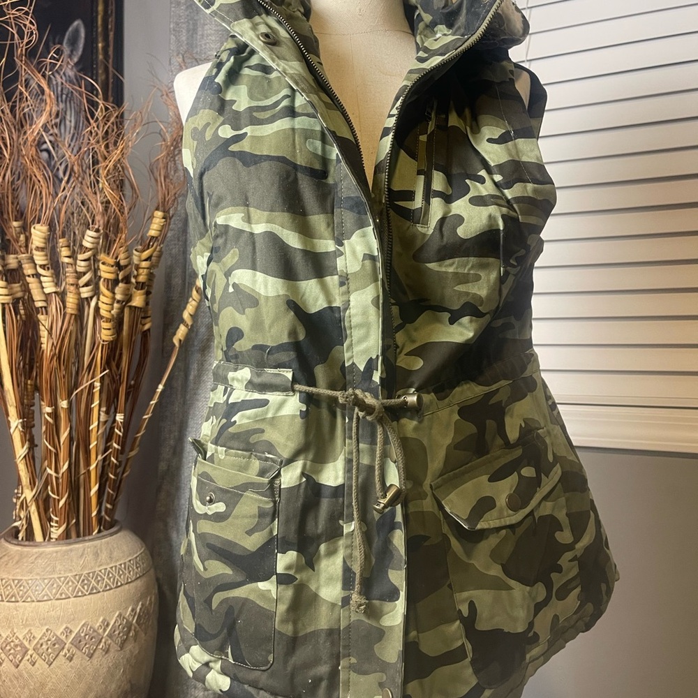 Women's Camouflage Hooded Vest